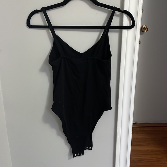 Black v-neck bodysuit - Picture 2 of 3